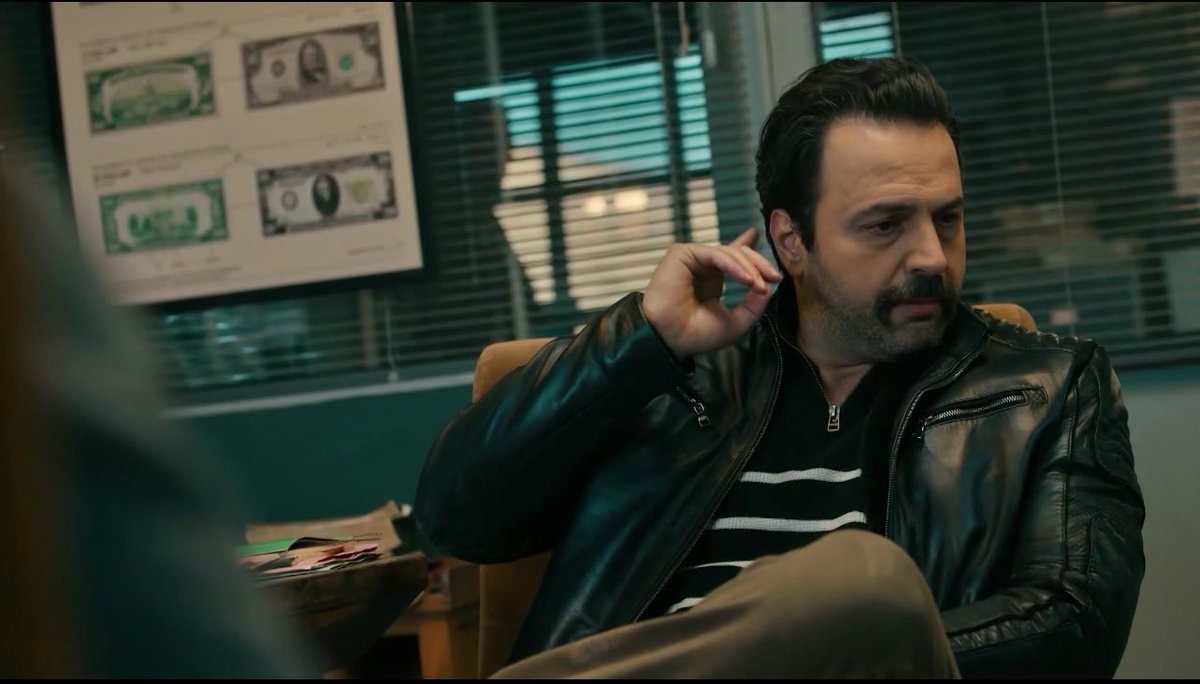 #تحت_سابع_أرض

موسى كل ماانحشر بالتحقيق قال الشظيه دخلت برأسي وأنا عم بحمي عناصري 🤣🤣🤣🤣