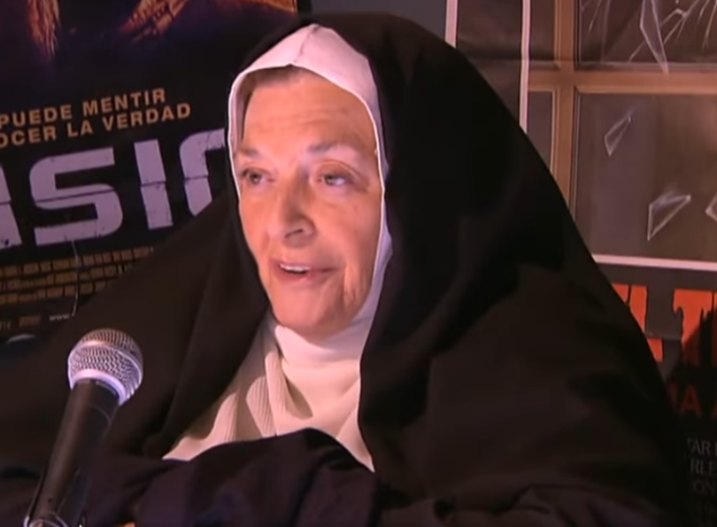 -por qué monja
-porque no ligaba, en mi época si no ligabas pues monja... Blanco y en botella leche
-y con Dios qué tal
-bueno, es el jefe... Es un buen jefe, nunca le veo. Pero
 en el convento se habla muy bien de él
-Esperanza tiene ilusiones una monja?
 -una moto