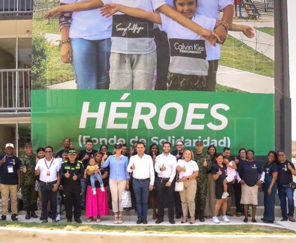 mindefensa's tweet photo. En Barranquilla, la viceministra de Veteranos y #GSED, Ana Catalina Cano, entregó 10 viviendas propias a familias de la Fuerza Pública, de la mano de @CajaHonor, a través del Fondo de Solidaridad.
Estos apartamentos fueron escriturados a Soldados Profesionales del @COL_EJERCITO, Infantes de Marina de la @ArmadaColombia y a familias de héroes caídos en servicio. El evento contó con la presencia de comandantes militares, @PoliciaColombia y representantes de @ANASE_COL.