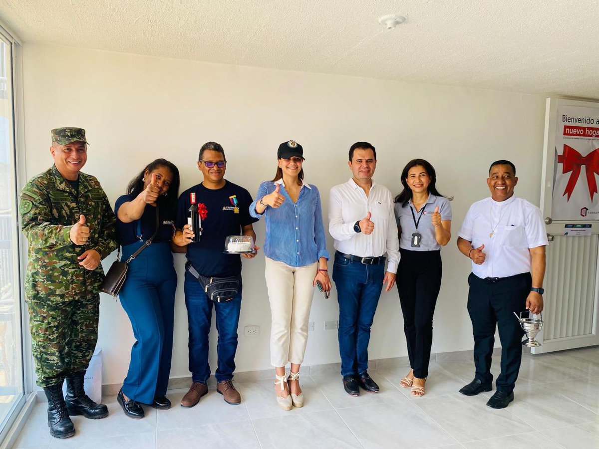 mindefensa's tweet photo. En Barranquilla, la viceministra de Veteranos y #GSED, Ana Catalina Cano, entregó 10 viviendas propias a familias de la Fuerza Pública, de la mano de @CajaHonor, a través del Fondo de Solidaridad.
Estos apartamentos fueron escriturados a Soldados Profesionales del @COL_EJERCITO, Infantes de Marina de la @ArmadaColombia y a familias de héroes caídos en servicio. El evento contó con la presencia de comandantes militares, @PoliciaColombia y representantes de @ANASE_COL.