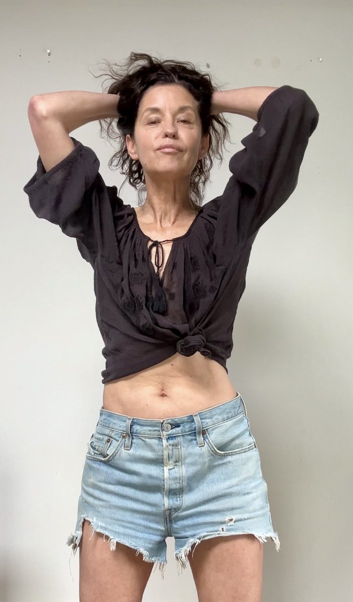 reneeparent16's tweet photo. #levis501 cutoffs and #isabelmarant always. #style #modelover50 https://t.co/KGKAY4tYYK