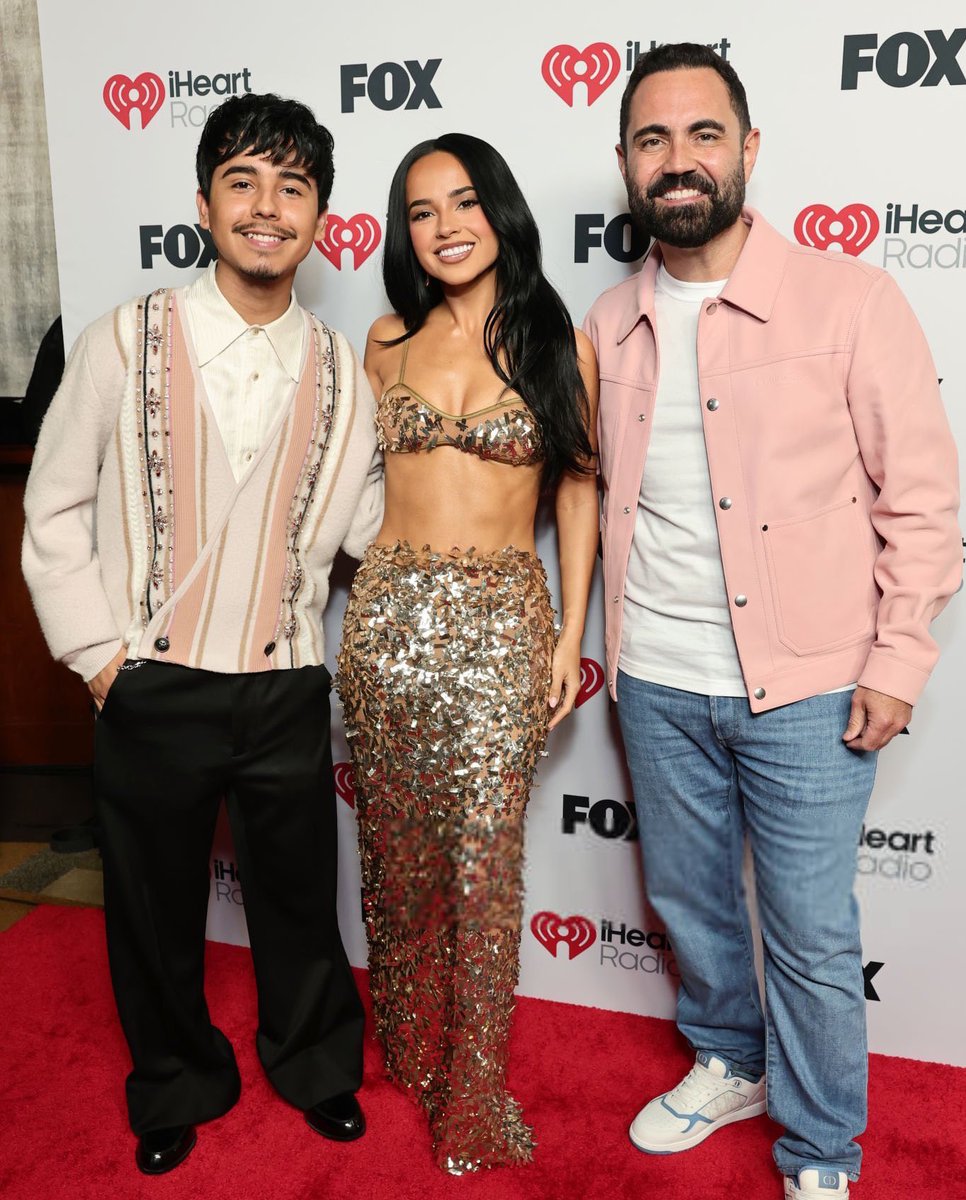 Ivan Cornejo junto a Becky G en los #iHeartAwards2025