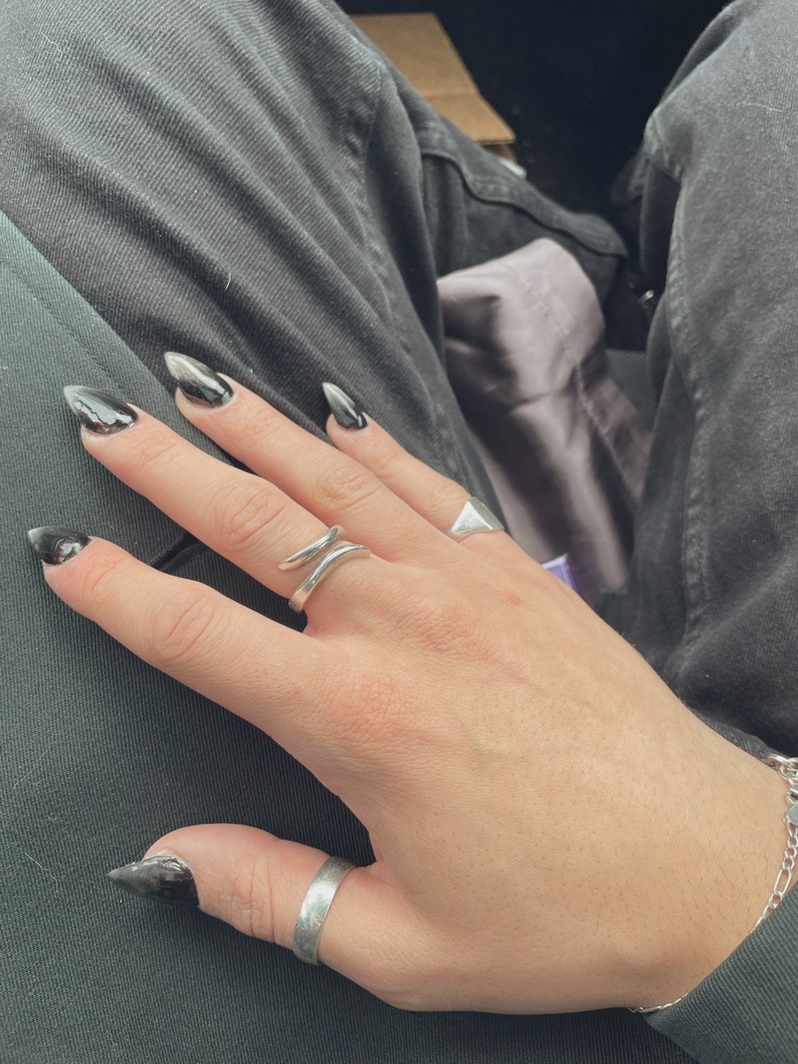 HadeanTides's tweet image. Anyways, loving the claws 🧛🏽🗡️