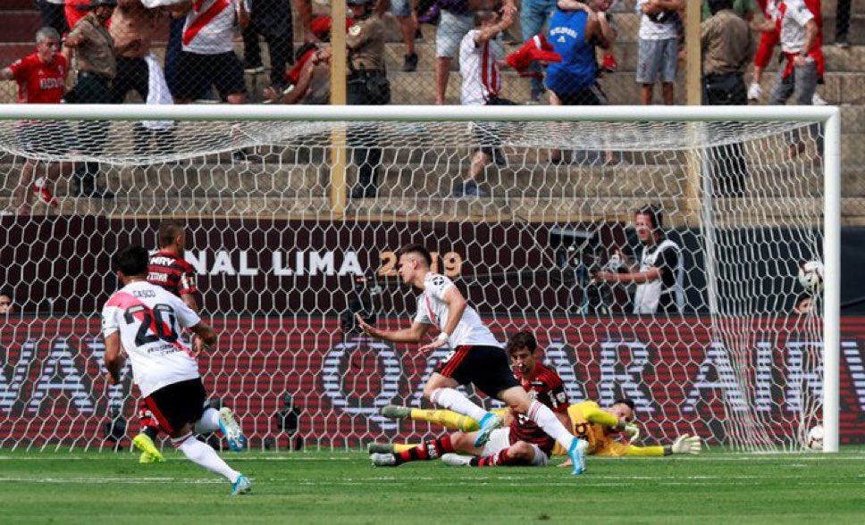 CarpetaMillo_'s tweet photo. Aquella vez murió River, ahora es hora de volver y traer al viejo River otra vez. https://t.co/dwXZqzUdmF