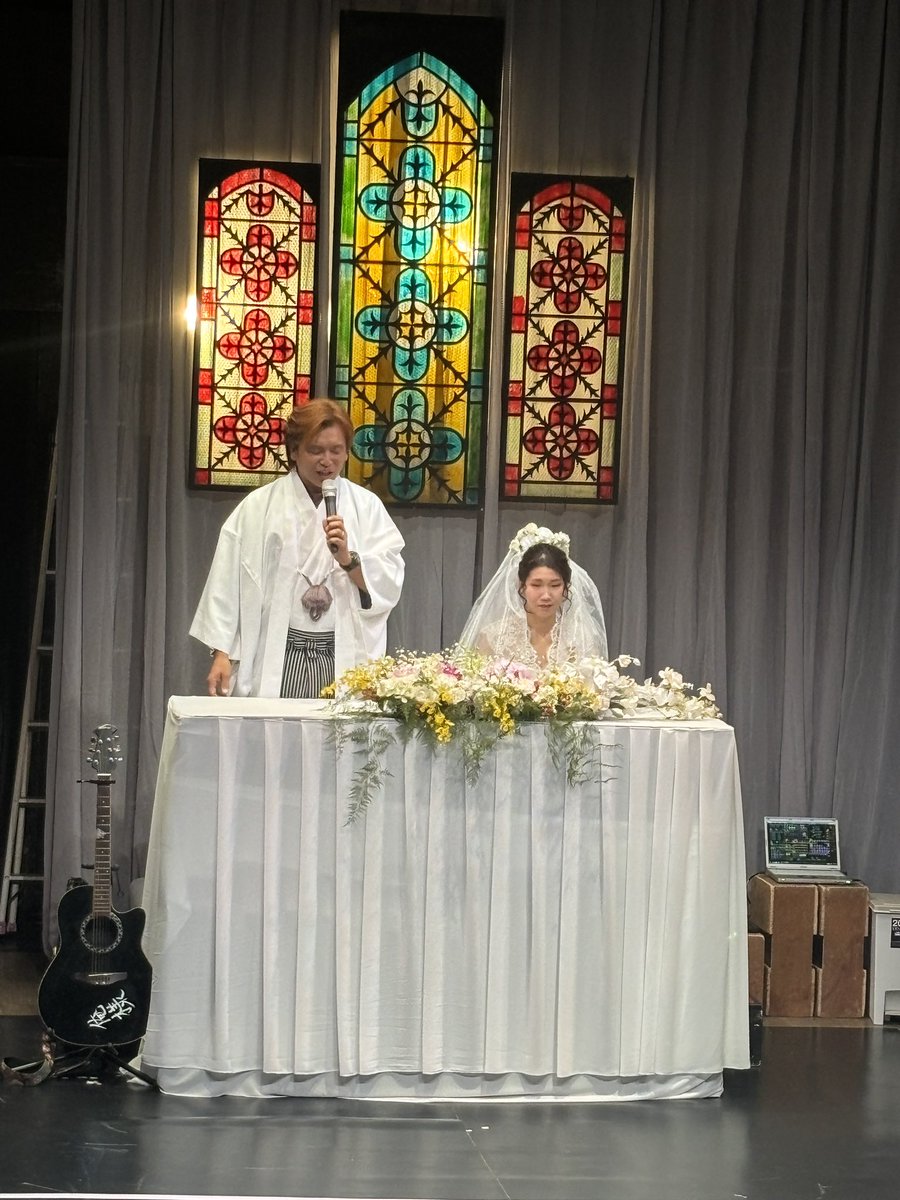 taroftd's tweet image. 先日はいつもお世話になっている林さんの結婚式に。新郎が舞台監督、新婦が照明、会場は萬劇場
、メイクもいつもお世話になってる純子さんとホーム感満載の式でした。客席から結婚式を見るのも新鮮な経験☺️改めましておめでとうございます！🎉