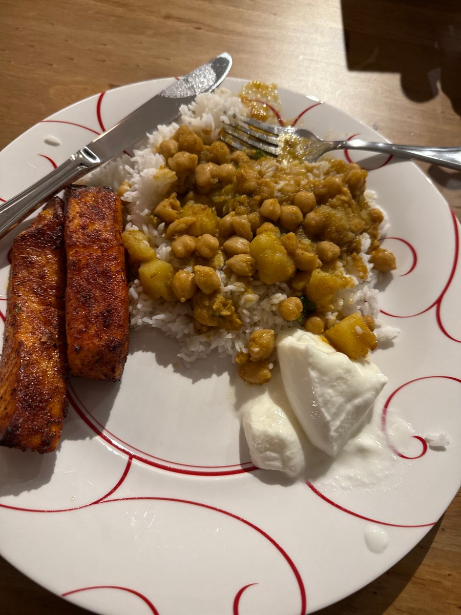 sreejan_kumar's tweet image. My gf makes the best dinners! Aloo chana with tandoori salmon and dahi 😍 #ILoveAnmol