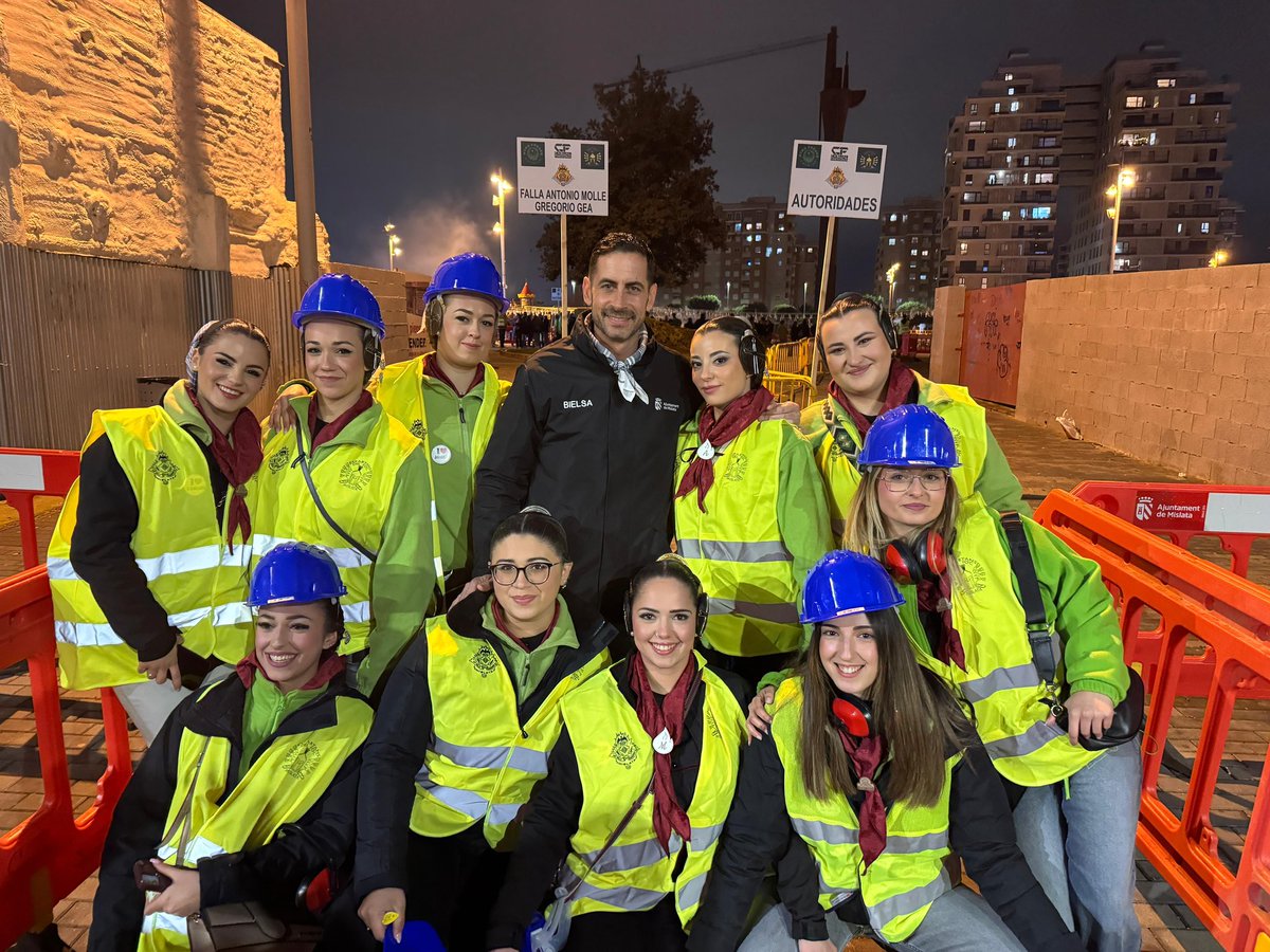 peris_vigo's tweet photo. No se si veré otra como esta, al límite… #Mislata #MislataEnFalles #fireworks https://t.co/qUhv5KlvLi