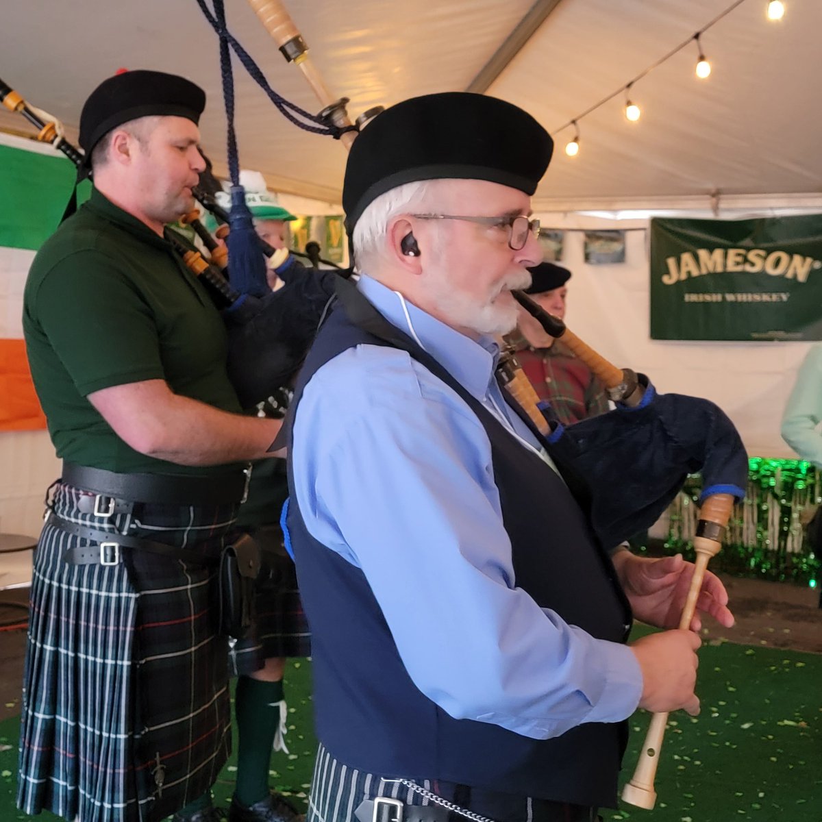 TakurConluTV's tweet photo. At the Pint Pot catching the #StPatricksDay2025 celebrations! 🇮🇪🍀🌈

Luck be #LiveonKVAL and #LiveonKMTR tonight! https://t.co/r5jdunqR5d