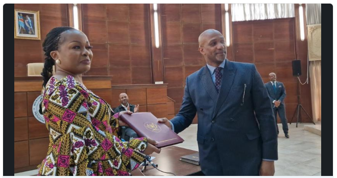 kinshasaweb's tweet photo. #LaCourDuPrésident #CabinetduPresident #FATSHI #CommunicationPrésidentielle 
#RDC: Érik Nyindu dit ses adieux à la #CellComm de la presse présidentielle et la prise des fonctions.. https://t.co/fmmhbg2OMP via @YouTube @erik_nyindu @KayowaM @Presidence_RDC @Com_mediasRDC @TinaSalama2 @PorteparoleRDC