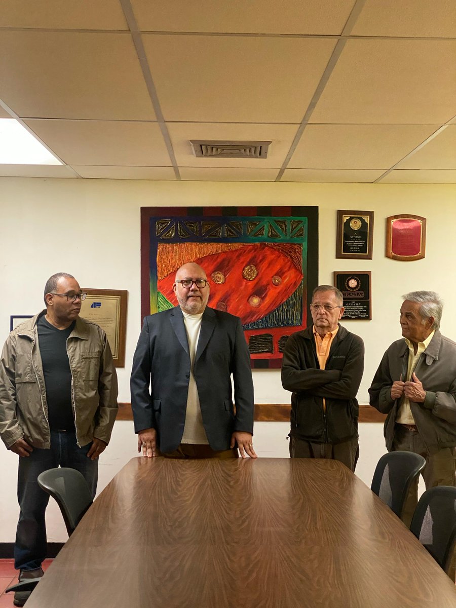 Proclamada por la comisión electoral la nueva Junta Directiva de la APUSB. 

En la gráfica 4 de los integrantes de esta nueva junta que seguirá la lucha por los derechos de los profesores de la USB y del país: Omar Pérez Avendaño, Neil Martínez, Alexis López y William Anseume.