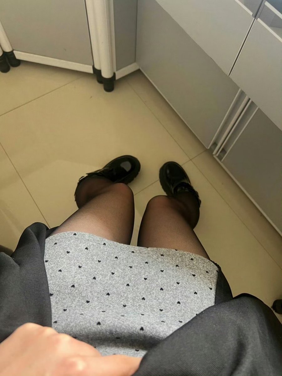0317tscd's tweet photo. 棉衣下面穿的丝袜谁都不知道，这也算一种反差吧 https://t.co/BUNp6VW311