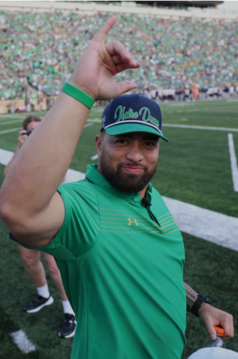 HoltzHeroes's tweet photo. "My parents knew Notre Dame was held to a different standard. When I received an official letter from them, it was like, 'Wow,' my parents took a step back."- Manti Te’o
☘️ 🏈 🌳 #PotOfGoldDay https://t.co/XaEXKUhnlS
