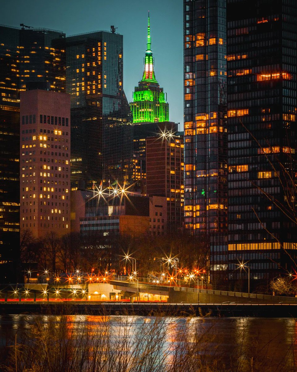 EmpireStateBldg's tweet photo. Kiss me, I'm Irish 

📷: 212sid/IG https://t.co/Wguid5mngx