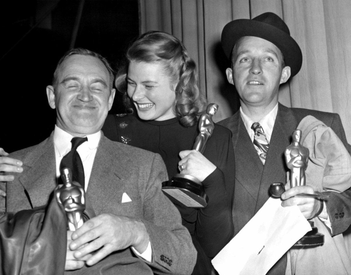 DADiClementi's tweet image. A rose between two Irish thorns...Barry Fitzgerald, Ingrid Bergman, and Bing Crosby with their Oscars.
#TCMParty #TheQuietMan