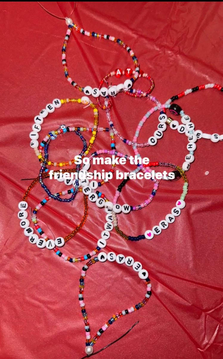 Emilyy0004's tweet photo. @taylornation13 Making and trading friendship bracelets 🫶 #TSTheErasTour #iHeartAwards2025 @taylornation13 https://t.co/D4tsMIM8l2