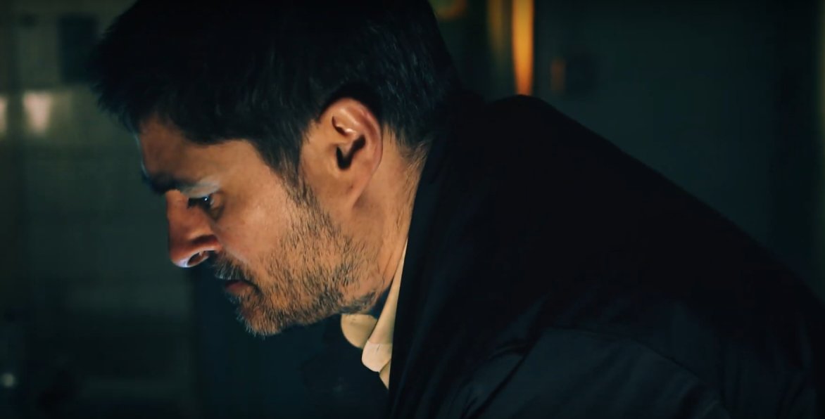 *Sentado en el pastizal pensando está mientras mira como el sol se va ocultando en el horizonte*