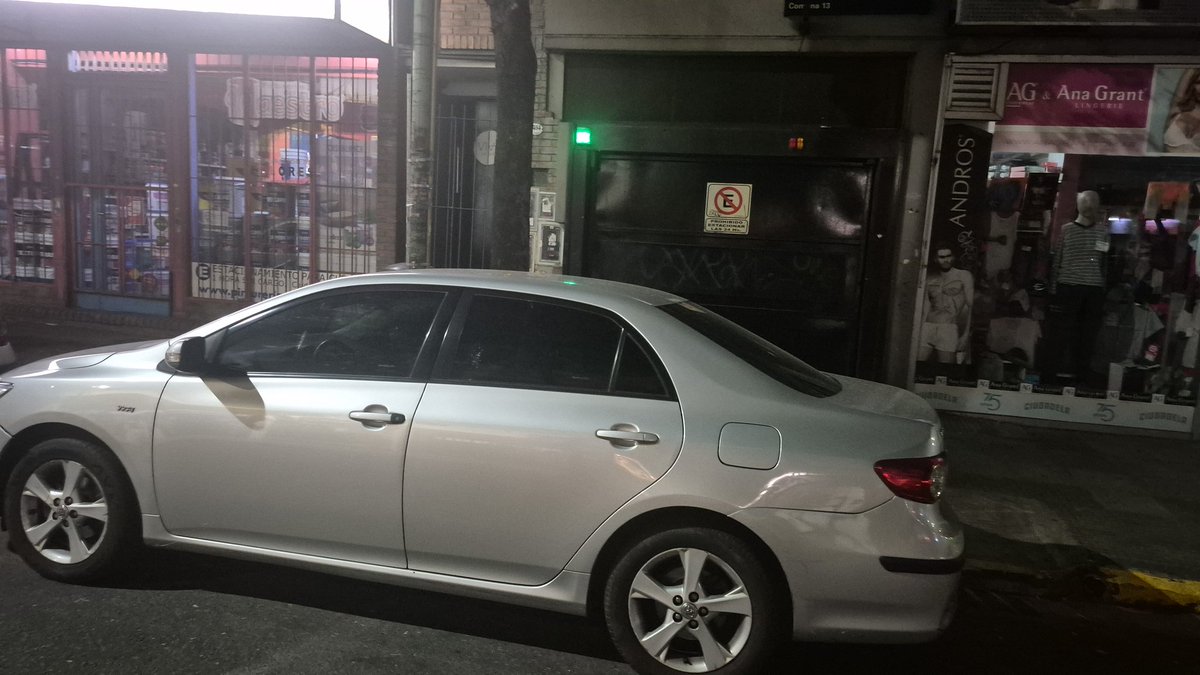 franciscopalma3's tweet photo. Mendoza 2494 caba no puedo ingresar a mi casa, 3 vez en 2 semanas, @batransito mandas msj a la grúa no te responden, que solución hay? Cansado de esta situación. A la noche también estacionan mal, no solo durante el dia https://t.co/vydaqByNLL
