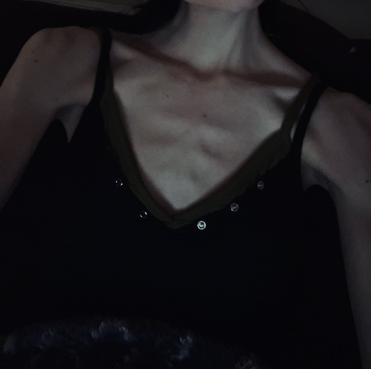 tw: bc
✙
♡
✙
♡
✙
I don’t even know what I look like anymore, I just know it feels too big／(≧ x ≦)＼