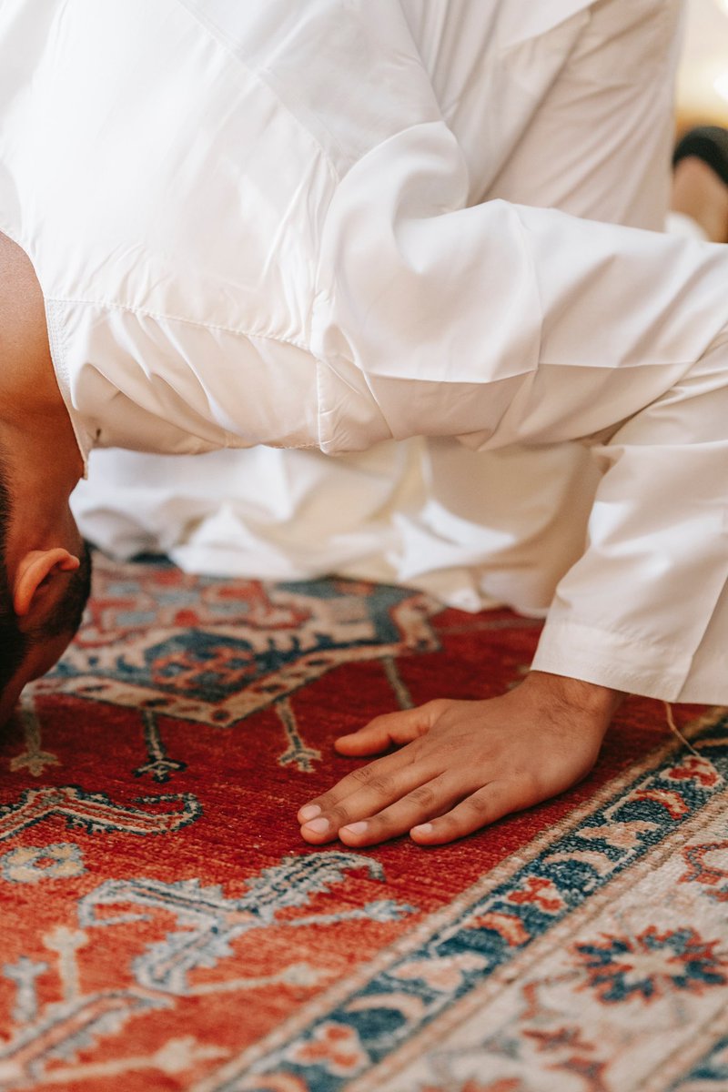 <a href="/Daniaalghamdi/">د.دانيا الغامدي</a> ولأني ممتلئ بأن حطامي ليس له إلا أنت..
وأن شعث أيامي لن يجمعه إلا أنت..
أسرجت قلبي في ظلمة الليل..
ثم لقنته بضع كلمات يلهج بها..
بدأ يتلوها بتلعثم..
وجلست أنا في زواية أرقب الفرج..
الفرح..
وهو يولد بين هنيئة وأختها..
لاشيء كان يبقي يقيني متيقظا طوال تلك الليلة إلا ۞ قل يا عبادي ۞