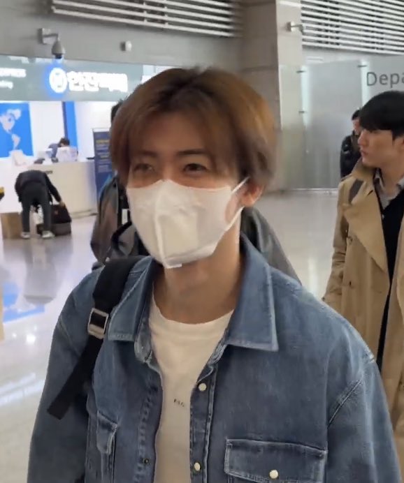 ขนาดใส่แมสอยู่ก็ไม่สามารถปกปิดความหล่อฮีได้อ่ะยิ่งมาแบบผมไม่เซ้ทด้วย เออหล่อไม่ไหวแล้ววว ㅜㅜ