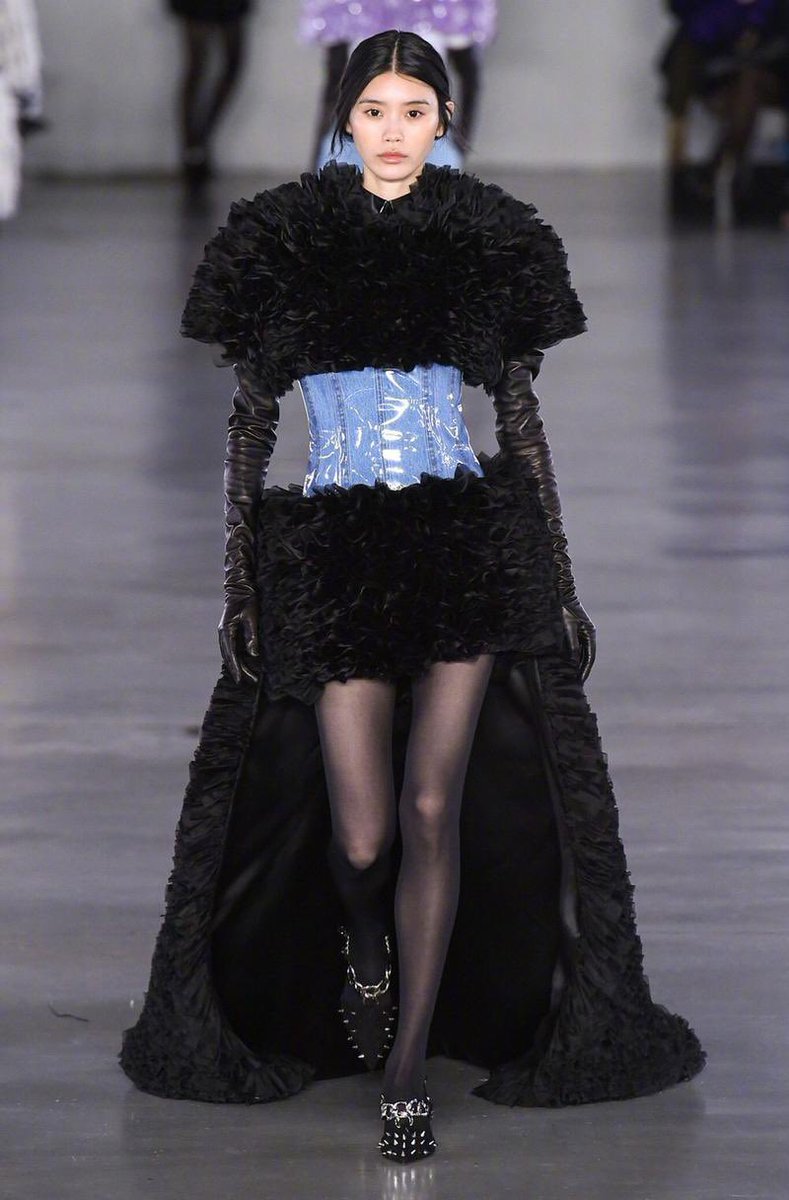 这两天新搜集的道具及情趣，都是根据我女人的调教空间定制采购的，全部都用在她身上。希望把她的潜力全部挖掘出来。一个媲美电影明星的女朋友，能陪我这样尽兴地探索人生乐趣。还有什么遗憾的。昨天我一个见过她的兄弟给我发了他的感受，他比我给出的评价还高。附一张走秀参考效果图。