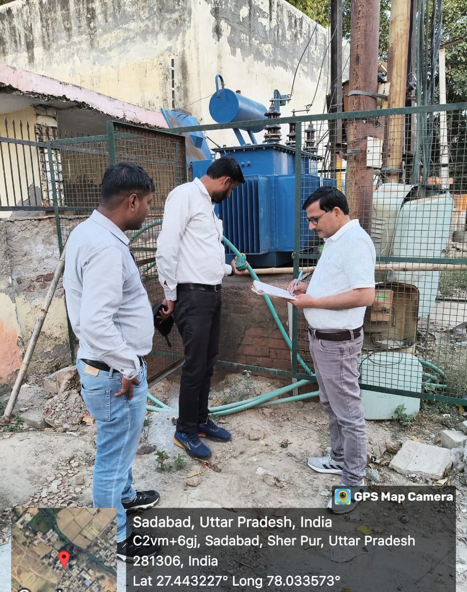उपखंड अधिकारी राजेश कुमार द्वारा अवर अभियंता अजय कुमार के साथ सादाबाद टाउन में स्थापित 400 केवीए परिवर्तक का लोड चेक किया गया।
<a href="/UPPCLLKO/">UPPCL</a> 
<a href="/dvvnlhq/">Dakshinanchal Vidyut Vitran Nigam Limited</a>