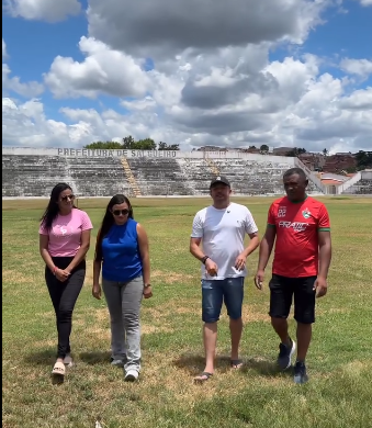 CarcaraNet's tweet photo. O prefeito Fabinho Lisandro realizou uma vistoria no estádio Cornélio de Barros, ao lado do presidente do Salgueiro AC, Claudinei Santos.

A requalificação do gramado já está em andamento, e outros reparos necessários serão realizados. Em breve o Carcará vai voltar. https://t.co/I0jxJXJtbA