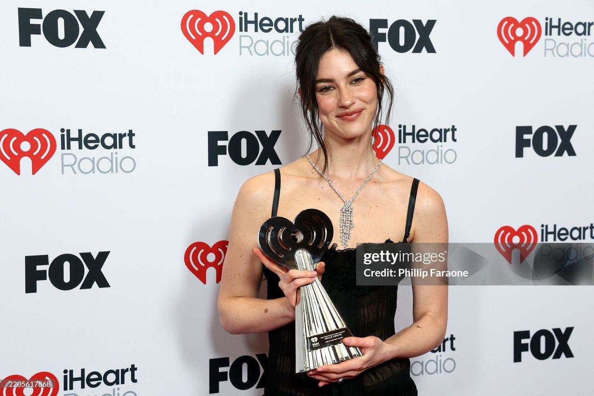 lindepoets's tweet image. GRACIE ABRAMS GANÓ SU PRIMER PREMIO EN TODA SU VIDA ESTOY LLORANDO