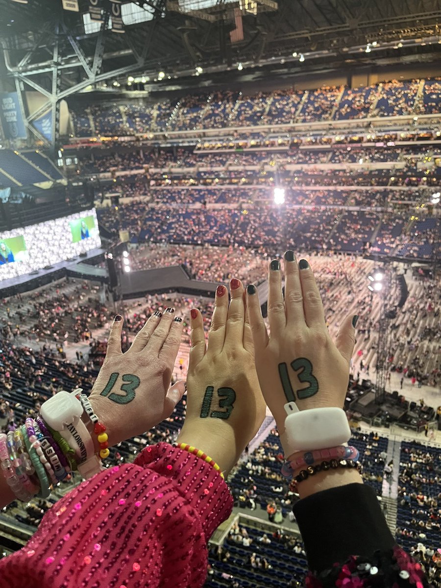 Jorik1116's tweet photo. #iHeartAwards2025 #TSTheErasTour I was enchanted to meet you ✨@taylornation13 https://t.co/nb0p5F4STB