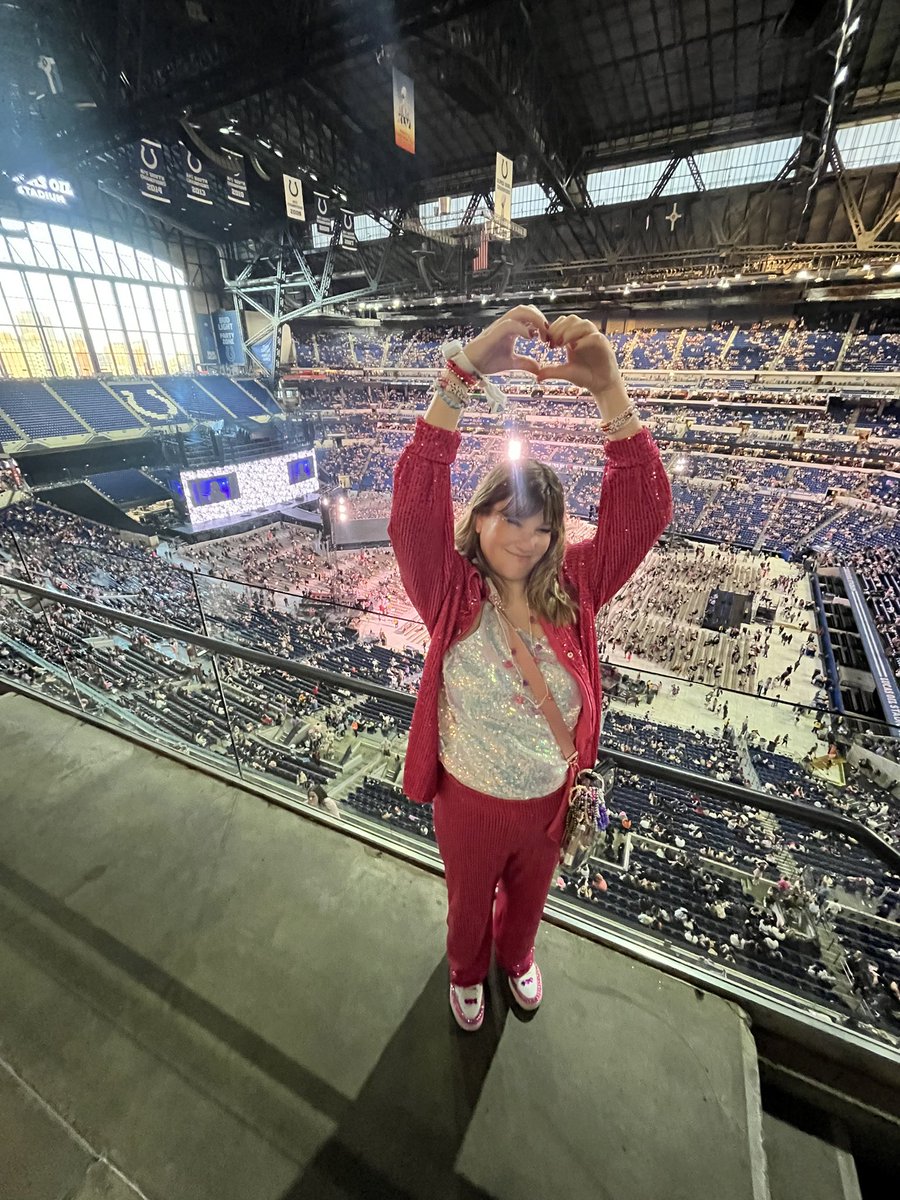 Jorik1116's tweet photo. #iHeartAwards2025 #TSTheErasTour I was enchanted to meet you ✨@taylornation13 https://t.co/nb0p5F4STB