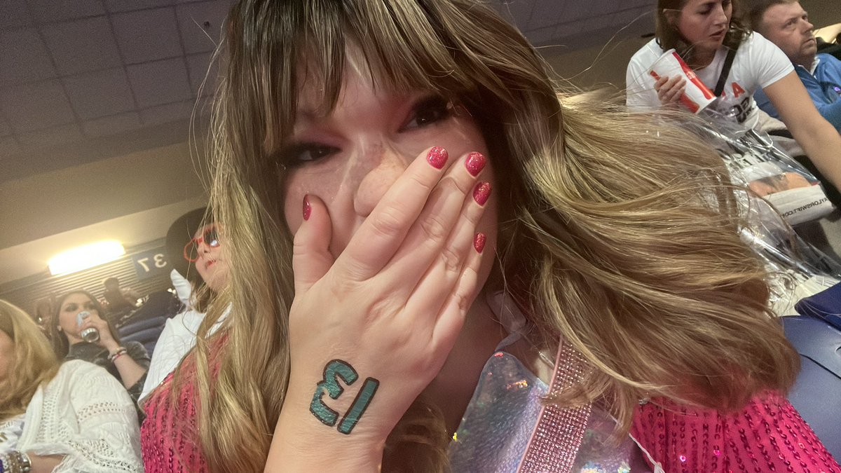 Jorik1116's tweet photo. #iHeartAwards2025 #TSTheErasTour I was enchanted to meet you ✨@taylornation13 https://t.co/nb0p5F4STB