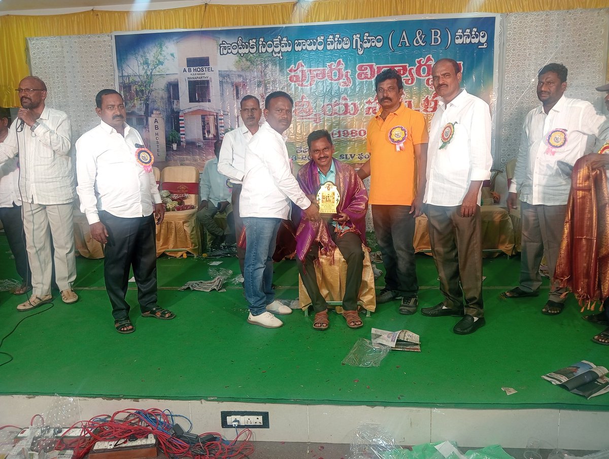 JBhagavanthu's tweet photo. వనపర్తి లో జరిగినslv ఫంక్షన్ హాల్ లోAB హాస్టల్ పూర్వ విద్యార్థుల ఆత్మీయ సమ్మేళనం జరిగింది https://t.co/doe0woUonm