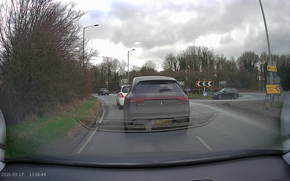 ashtheman's tweet image. A120 UNDERTAKING AT ITS BEST/WORST!!😮🤨🙄🤦‍♂️🤦‍♂️🤣 #a120 #essex #undertaking ... You Decide!🫵🤔🤔