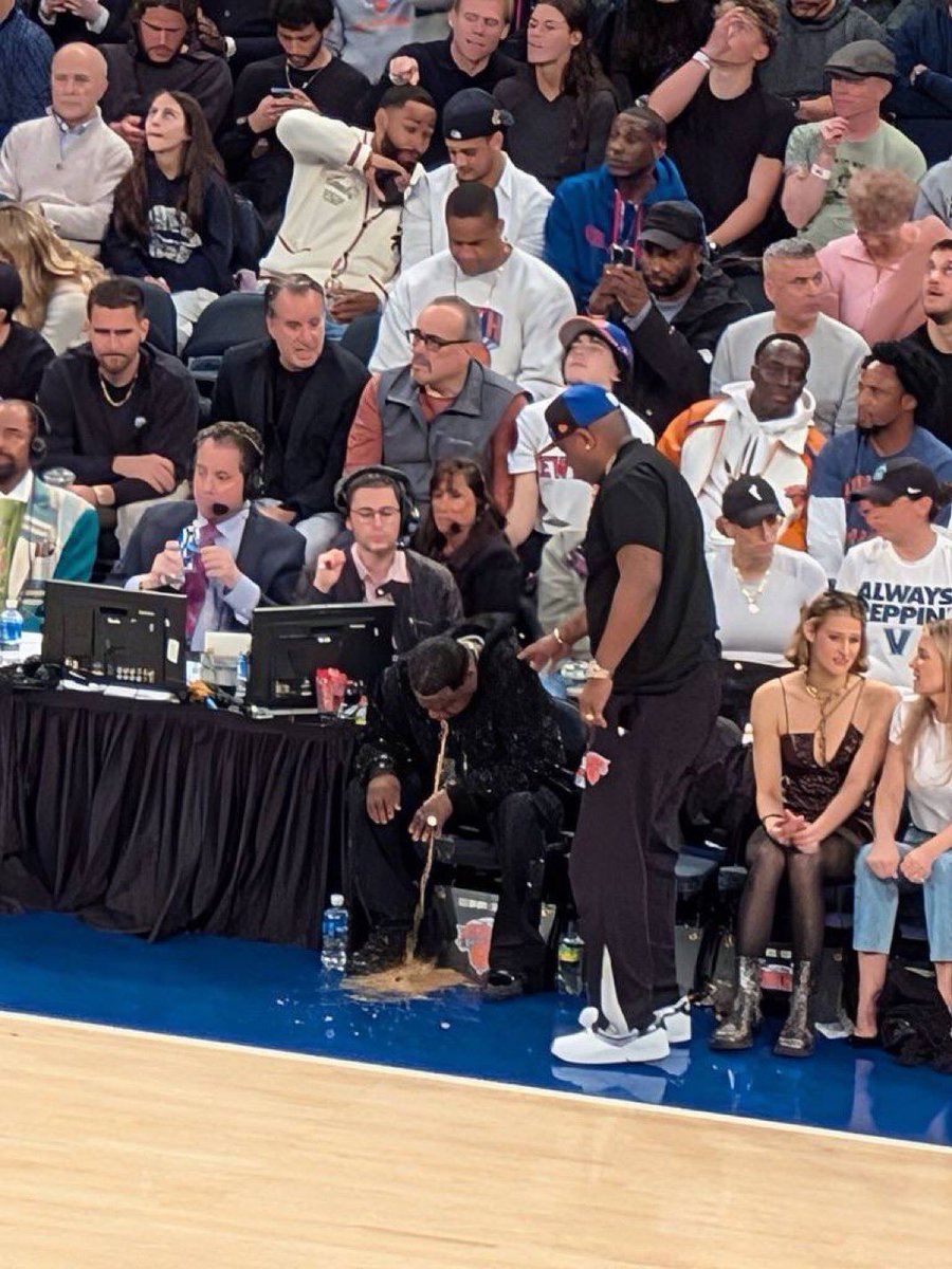 Underdog's tweet photo. Tracy Morgan threw up on the court and caused a long delay during the Heat-Knicks game 😬

(via @loganbartlett) https://t.co/sZQBYV4jMm