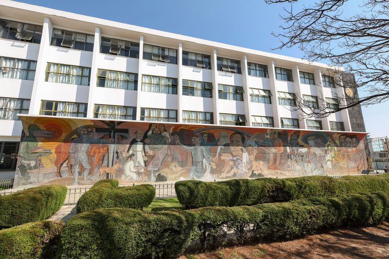 JesKatAF's tweet photo. En el Plantel "Lic. Adolfo López Mateos" de la Escuela Preparatoria de la #UAEMéx se encuentra en proceso de restauración el icónico mural “El nuevo canto mexicano”, de Orlando Silva Pulgar, uno de los últimos exponentes del muralismo en México.
#JesKat #SomosUAEMéx https://t.co/U9NLSN3SAr