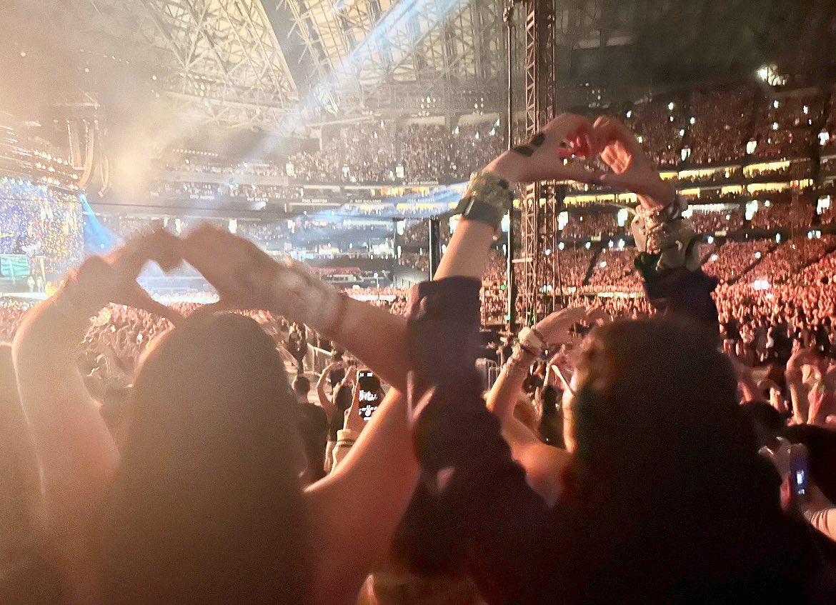 bridgecityswift's tweet photo. Thanks to the eras tour the trip finally made it out of the gc 🙌 @taylornation13 #TSTheErasTour #iHeartRadioMusicAwards2025 https://t.co/NUvjJGBSBd