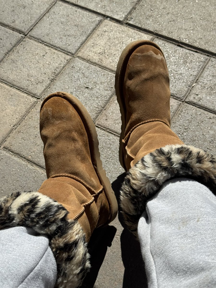 PrettyFeetJazzy's tweet photo. My most worn Uggs!! So worn out, ripped and smelly 😉

#FeetPicsForSale #FeetInSocks #FootWorship #BuyFeetPics #SneakerFetish #FeetTease #DMForCustoms https://t.co/Vx0nFCA50g