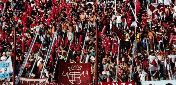💬 | Um torcedor argentino, torcedor do Racing, nos contou um pouco sobre o que esperar do Lanus.

"Lanus, nos últimos 10 a 15 anos, teve equipes muito fortes na Argentina. Ganharam a Sulamericana, mas nos últimos tempos não vêm tão bem.

É uma equipe engraçada. Ou eles te metem