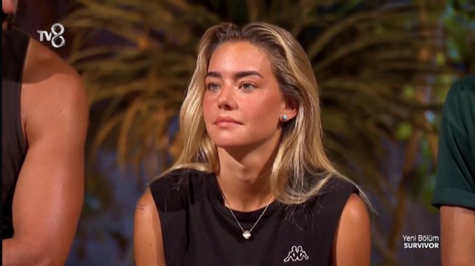 اقنعوني ان هذا شكل وحده عايشه بجزيره وميته جوع وحتى شامبو ماعندها