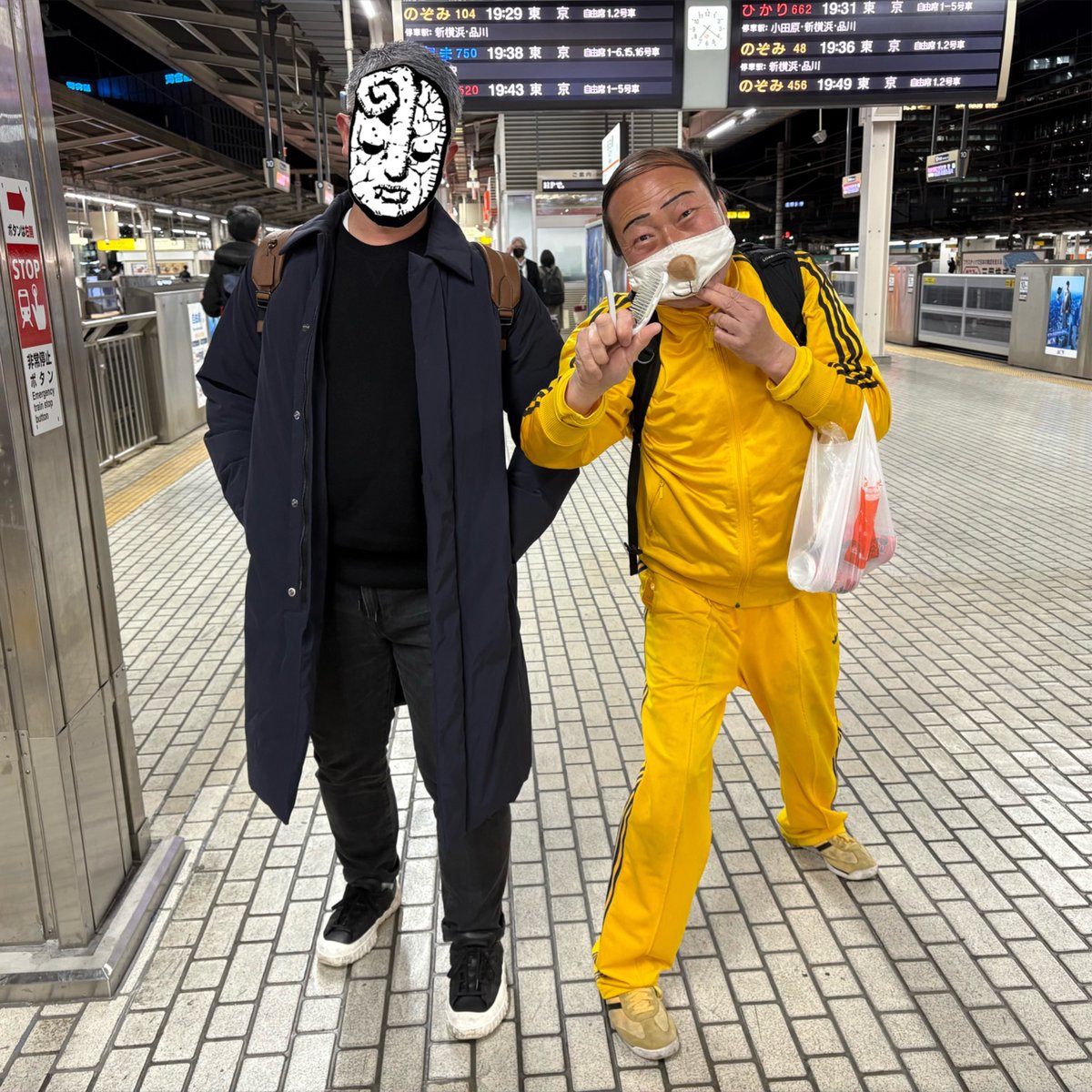 ccdc70GAMEs's tweet photo. 昨日、名古屋駅で遭遇
気さくな方でとても良い人でした
キティちゃんのステッカーいただきました🙏🏽
 #大都会Part2おじさん https://t.co/4BdIXDfSTF
