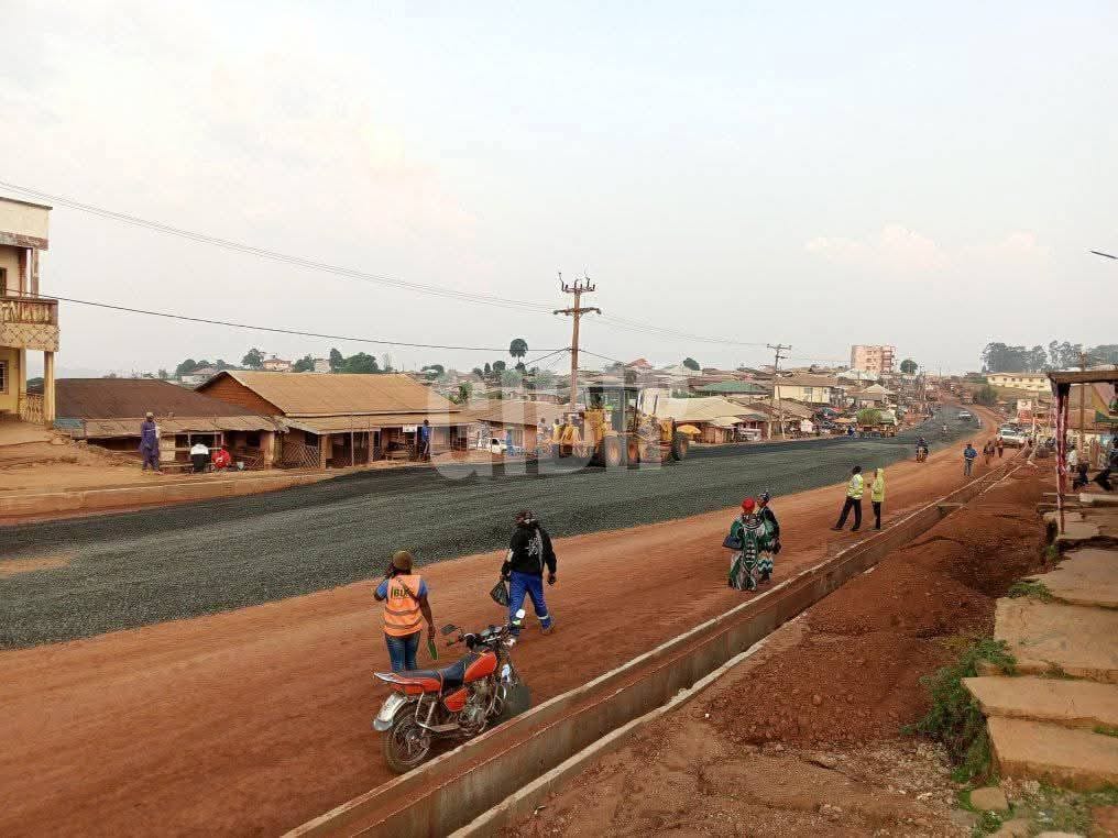 date_africa's tweet photo. 🇨🇲Cameroun : Ndu Town- Donga Mantung Division of the North West region. The first layer placement, has begun. The Ring Road Project updates

#utdaring_road #utdanorth_west_region #utdacameroun #utdacameroon #utdadonga_mantung #utdandu #utdainfo https://t.co/lUldWfsM99