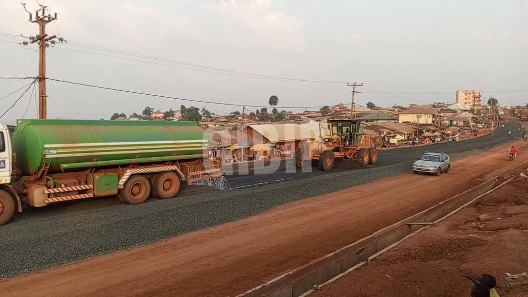 date_africa's tweet photo. 🇨🇲Cameroun : Ndu Town- Donga Mantung Division of the North West region. The first layer placement, has begun. The Ring Road Project updates

#utdaring_road #utdanorth_west_region #utdacameroun #utdacameroon #utdadonga_mantung #utdandu #utdainfo https://t.co/lUldWfsM99