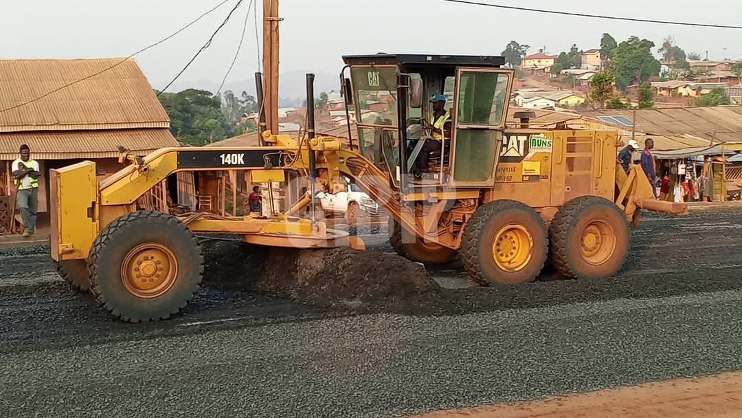 date_africa's tweet photo. 🇨🇲Cameroun : Ndu Town- Donga Mantung Division of the North West region. The first layer placement, has begun. The Ring Road Project updates

#utdaring_road #utdanorth_west_region #utdacameroun #utdacameroon #utdadonga_mantung #utdandu #utdainfo https://t.co/lUldWfsM99