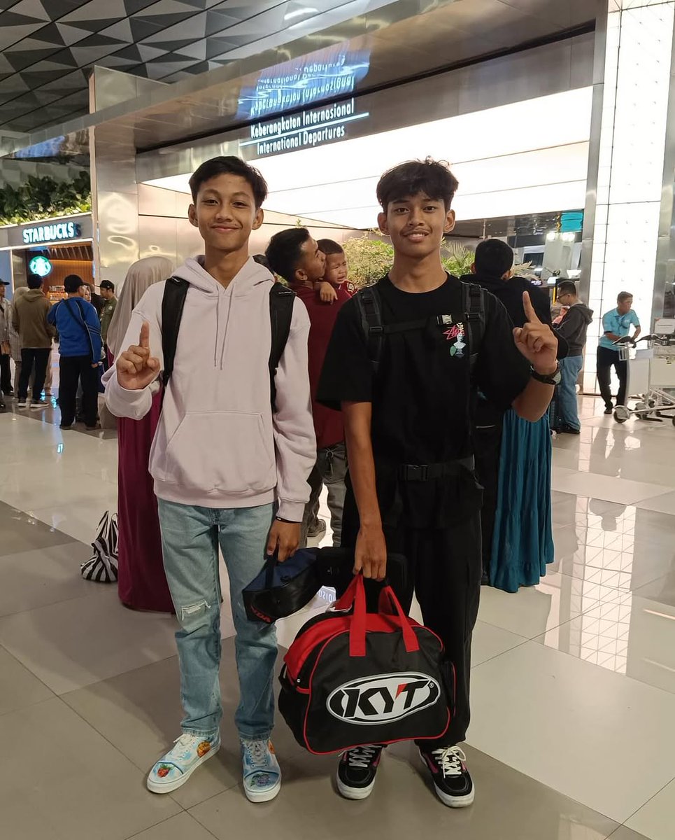 ScherazadeMS's tweet photo. Tadi malam, MK Ramadhipa dan Veda Ega Pratama telah bertolak menuju Eropa.

Ramadhipa akan debut European Talent Cup (ETC), sementara Veda bakal beraksi di JuniorGP.

Keduanya juga bakal sama-sama bertarung dalam Red Bull Rookies Cup.

Selamat berjuang! 💪🇮🇩🇮🇩

[📸: IG/AHRT] https://t.co/leyguAPOwo