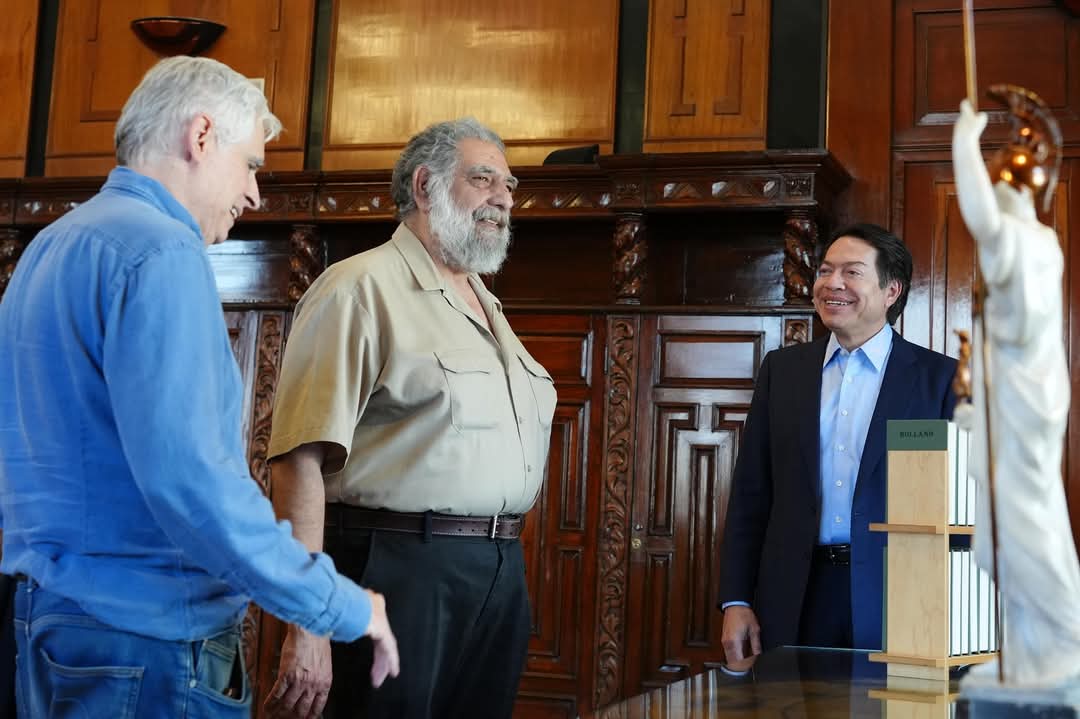 mario_delgado's tweet photo. Mis queridos amigos y compañeros de lucha, @PM_Navegaciones y @fisgonmonero, me visitaron en el edificio histórico de la Secretaría de Educación Pública. 

Aproveché para enseñarles la que en un inicio fue la oficina de José Vasconcelos. 

¡Gracias por visitarme! https://t.co/nCwhWDtZdx