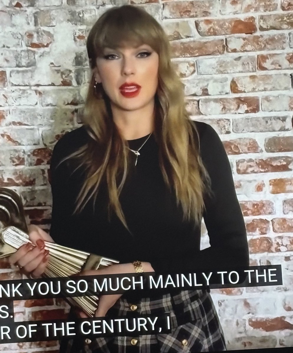lil_micky13's tweet photo. So are we just ignoring the necklace?👀 @taylornation13 @taylorswift13 #TaylorSwift #iHeartMusicAwards https://t.co/os2NRO4g4x