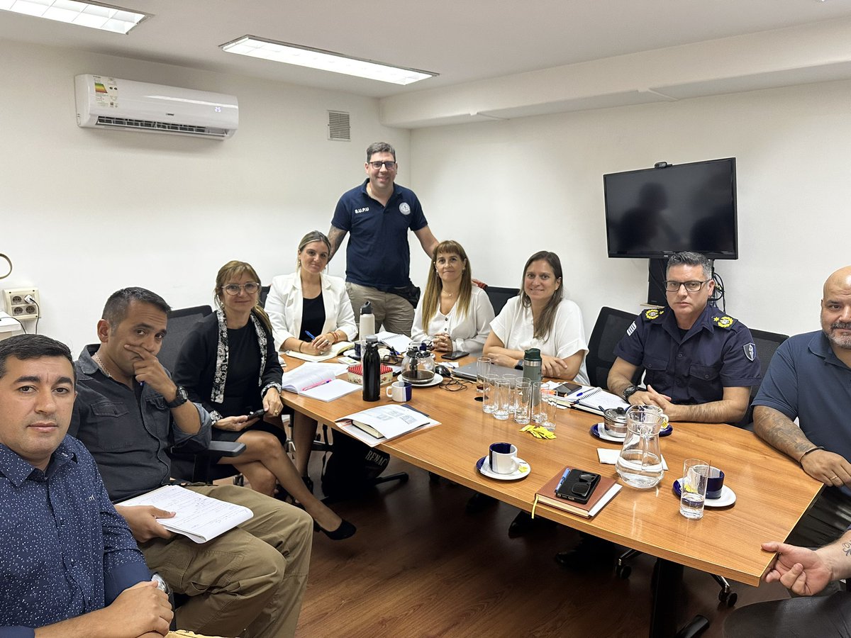 Hoy, los delegados de Supu participaron en una reunión con la Directora del INR, <a href="/AnaJuanche/">Ana Juanche</a> , y su equipo.
Se abordaron diversos temas, entre ellos: las condiciones de alojamiento en las unidades 1, 3, 4, 6 y 7; la actualización del PPO; comedor para funcionarios en la Unidad 18