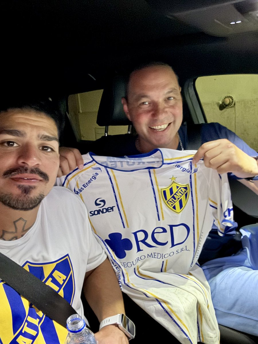 Felicitaciones por el partido y los 3 puntos amigo. Siempre es un placer acompañarte. Me pone muy contento tu presente y continuidad Leito. 
Y gracias por el presente cemento querido. 
Siempre en las buenas y en las malas animal 🤜🏻🤛🏻⚽️