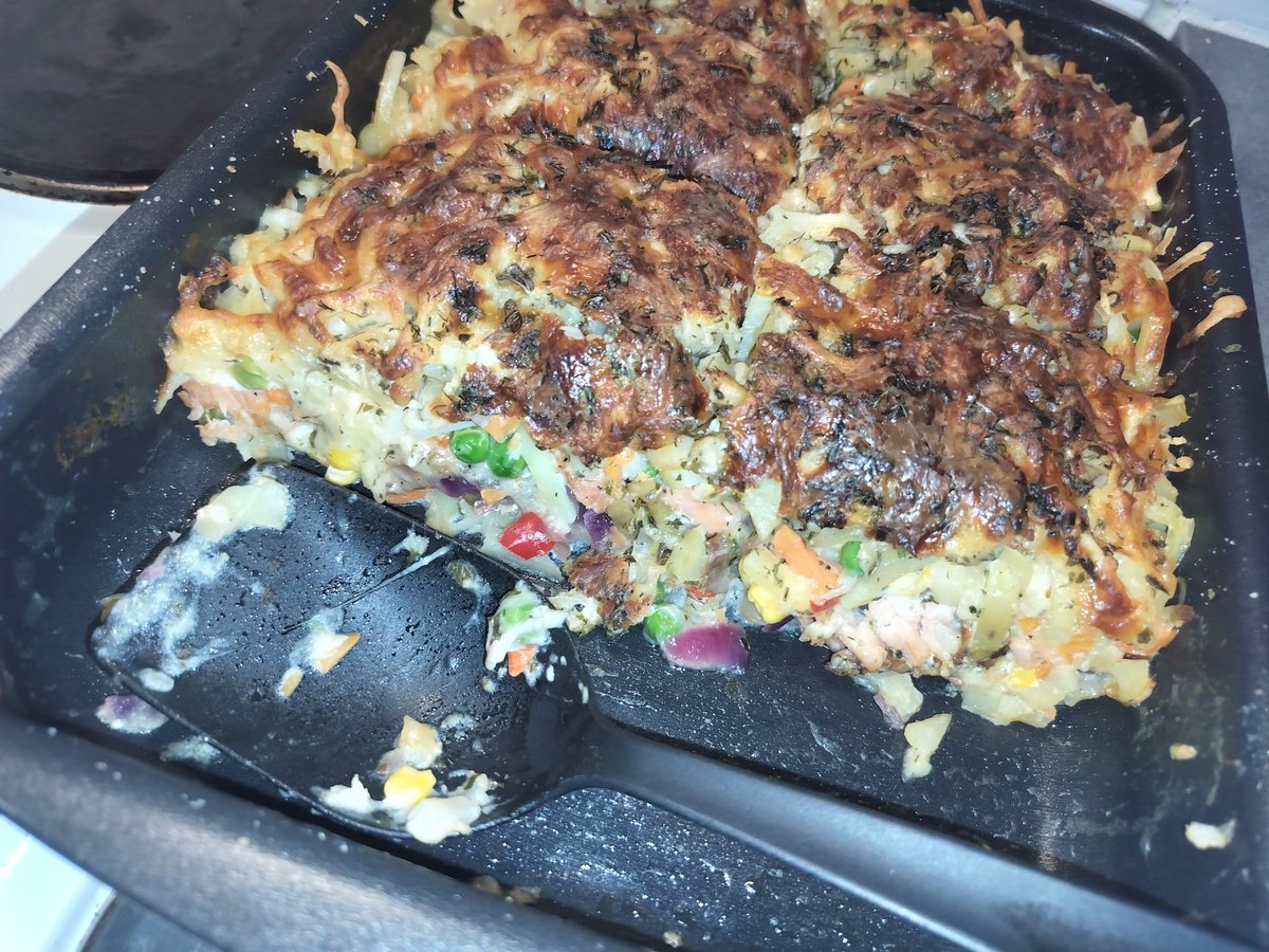 laurender's tweet photo. @kobokanaeru This is a little something we call Temptation here in Finland. A creamy potato-onion casserole, with your choice of a meat. This one has salmon, but ham, kebab, ground beef or chicken are common as well. https://t.co/Vj8IjEGyrV