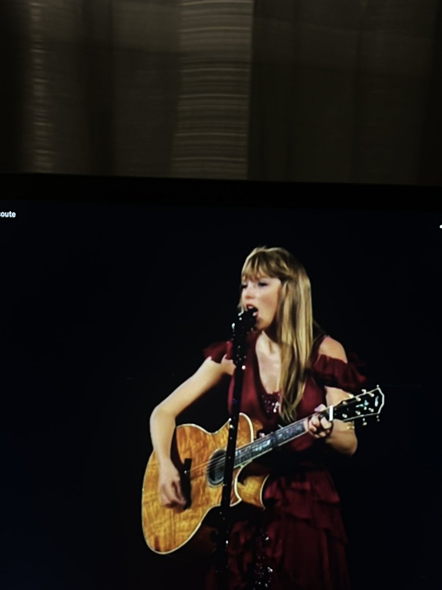 daylambre13's tweet photo. That’s our girl !!!!!🥹🫶🏼 #TSTheErasTour #iHeartAwards2025 https://t.co/jQwytnzvnW